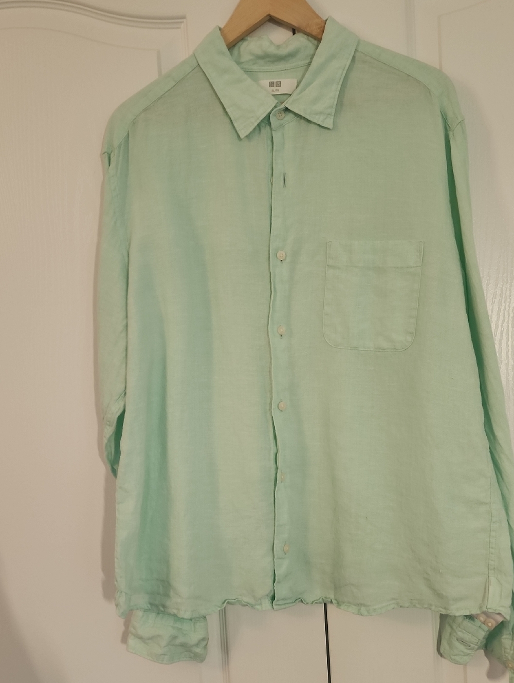 Uniqlo Men's Light Mint Green Casual Button-Down Shirt